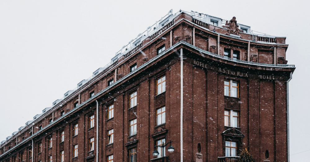 Новый год в отеле «Астория»: елка Dior, специальное меню и праздничная атмосфера