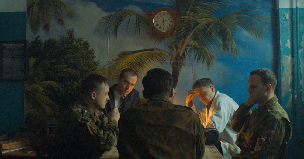 Античная трагедия с долей абсурда: каким получился сериал «Аутсорс»