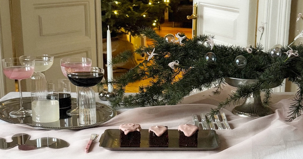 Цирковая эстетика, хвойные ветки и гималайский кедр: идеи новогодней сервировки от сет-дизайнеров