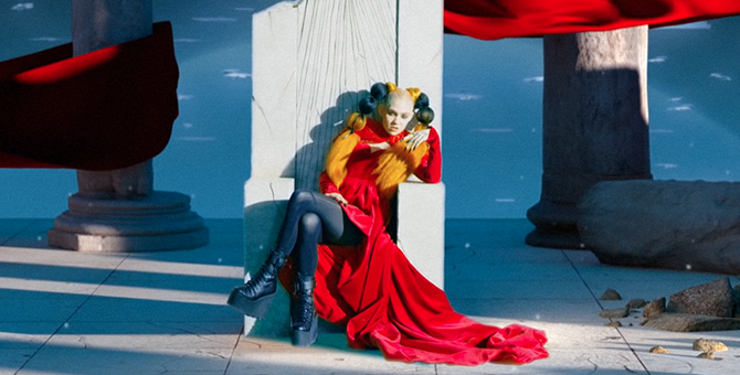 «Сделать глобальное потепление снова веселым»: как Grimes изменила поп-музыку и какие задачи она ставит новым альбомом «Miss Anthropocene»