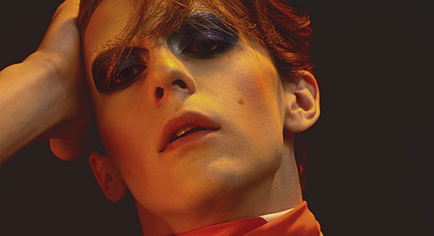 Молодые актеры в образах Боуи и Принса в театральном макияже M.A.C Cosmetics