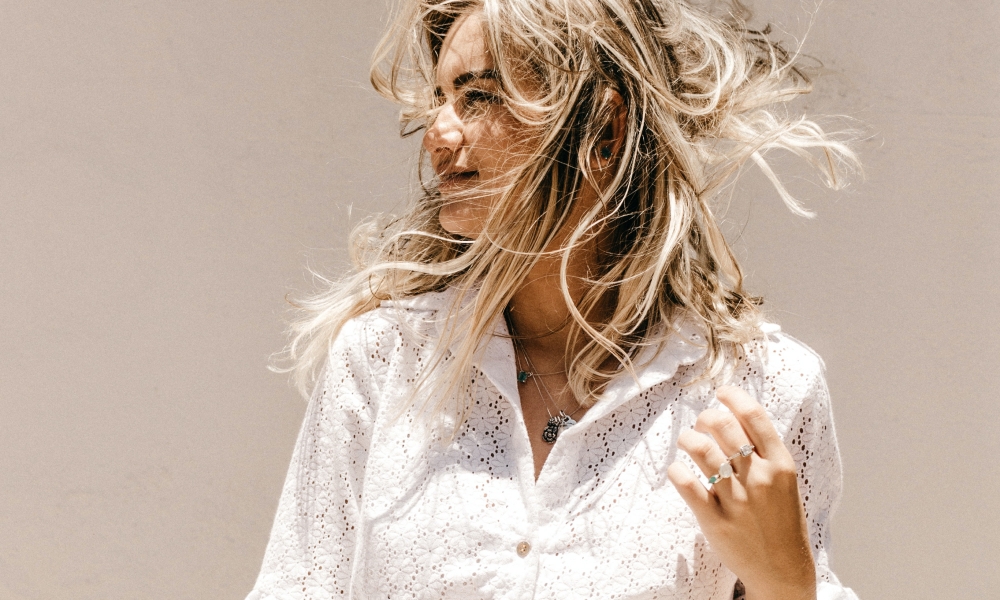 Какие салонные процедуры могут навредить волосам. Обсудили с трихологом