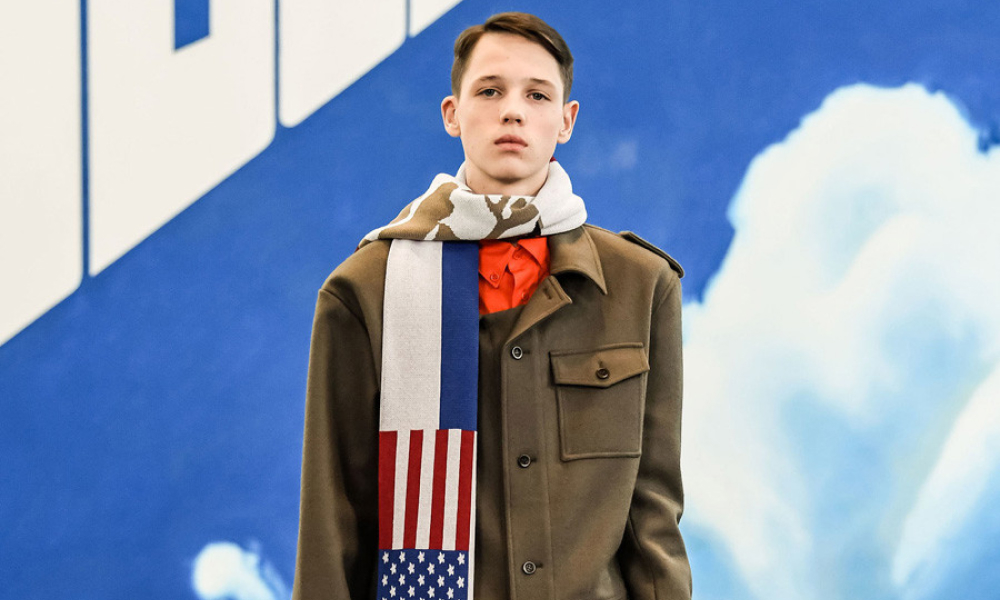 Футболка «Спаси и сохрани» и шапка в виде серпа с молотом: творчество Гоши Рубчинского в 10 фото