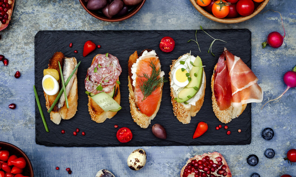 Заливная не рыба, сморреброд и эклеры с крабом: что и где заказать к новогоднему столу