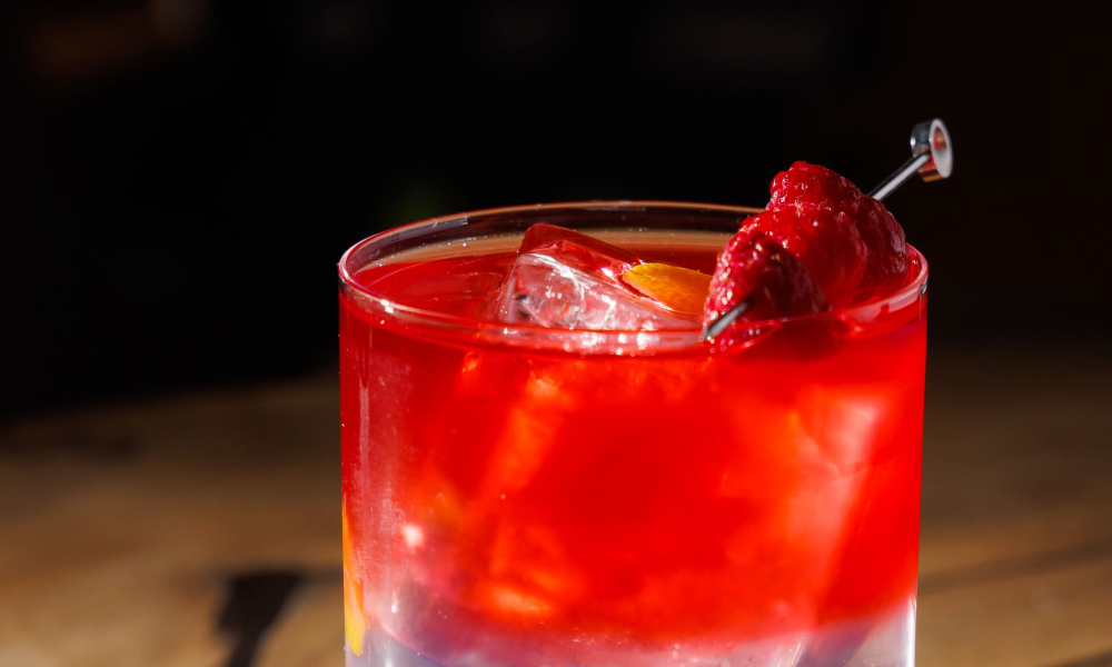 Малиновый джин-тоник и смородиновый сауэр: классные коктейли от шеф-бармена, которые легко повторить дома (18+)