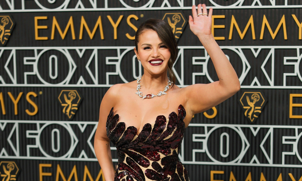 Моника Белуччи в Saint Laurent и Селена Гомес в Oscar de la Renta: ковровая дорожка 75-й церемонии «Эмми»