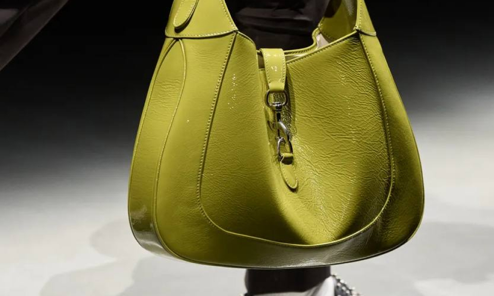 Кашемировый кардиган, сумка Jackie 1961, джинсы-подкова: только 5 покупок в 2024 году. Выбор BURO.