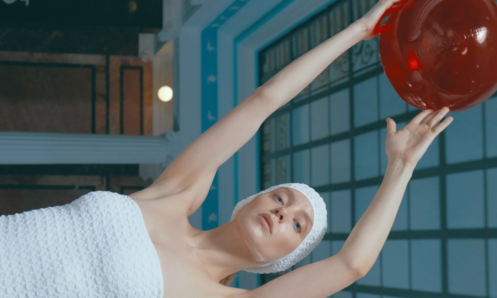 С перламутровыми бусинами, в стиле ретро и монохром: какой купальник носить этим летом