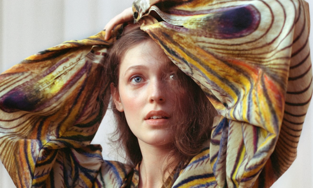 Что носить, пока музеи закрыты: 15 вещей, объединяющих искусство и моду