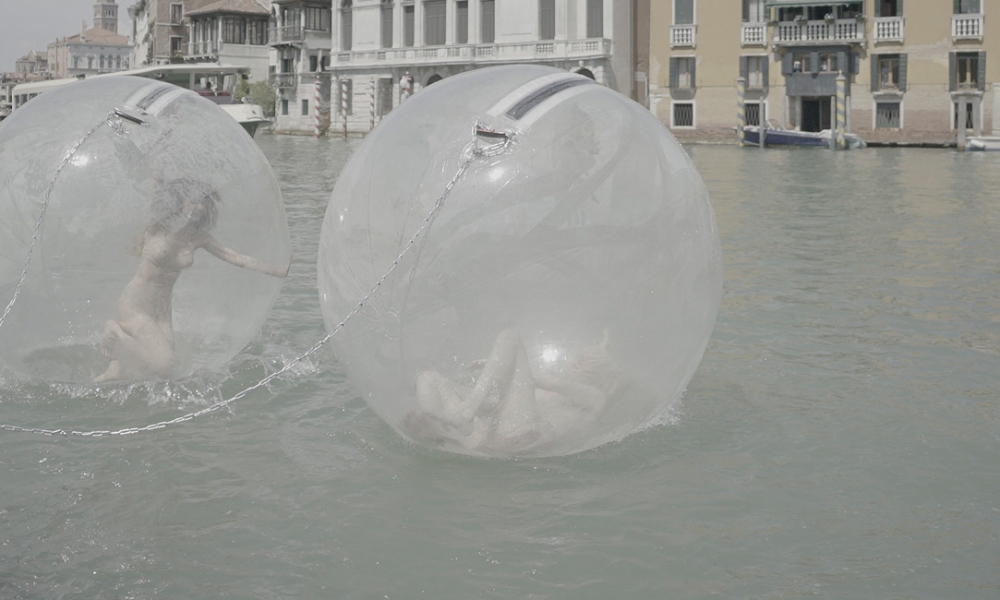 Нарине Аракелян комментирует видео своего перформанса на Венецианской биеннале