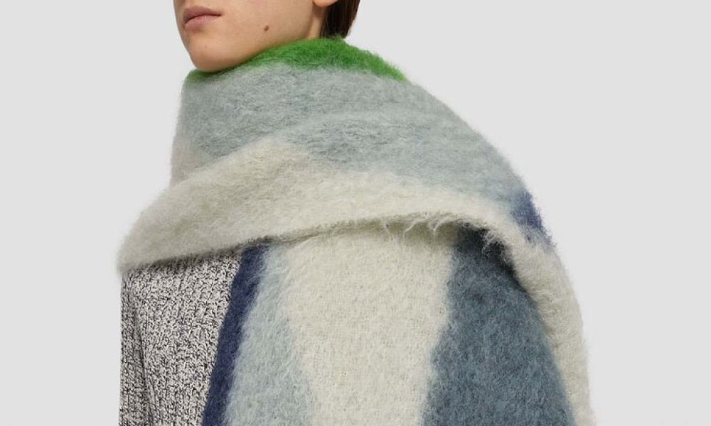 Расставляем акценты с помощью теплого шарфа. Выбор Юли Катькало