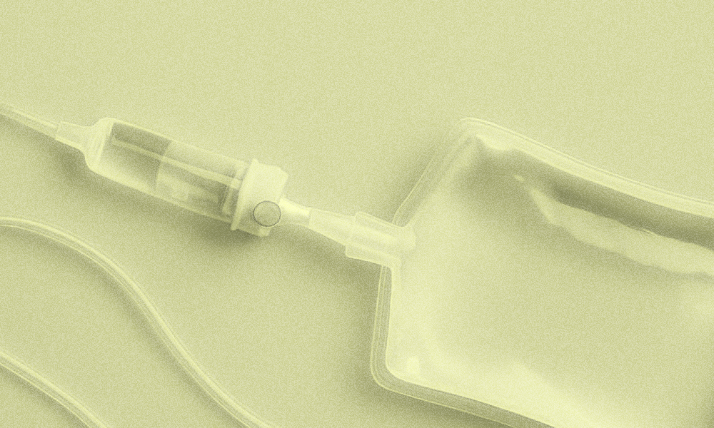 Витаминные капельницы: кому подойдет инфузионная терапия и о каких рисках необходимо знать