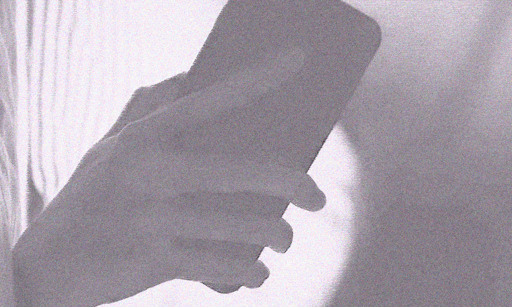 Почему мы следим за бывшими в соцсетях? Отвечает психотерапевт