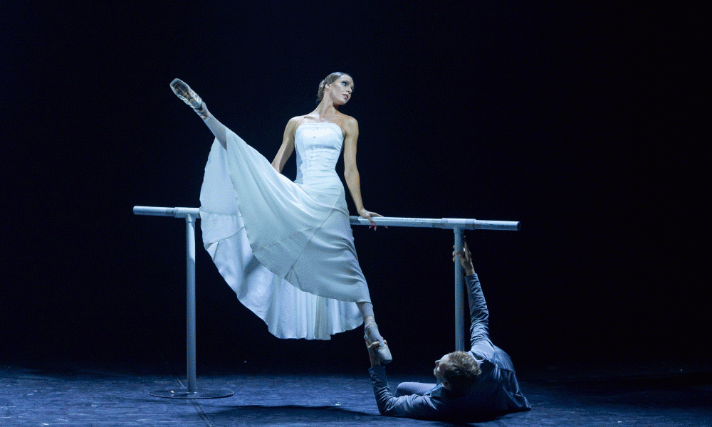 «Красная Жизель» и опера с ИИ-декорациями: что смотреть в театрах оперы и балета этой осенью