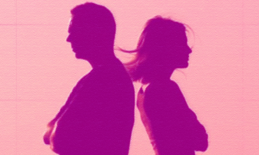 Вдвоем, но порознь: состоять в отношениях теперь немодно? (18+)