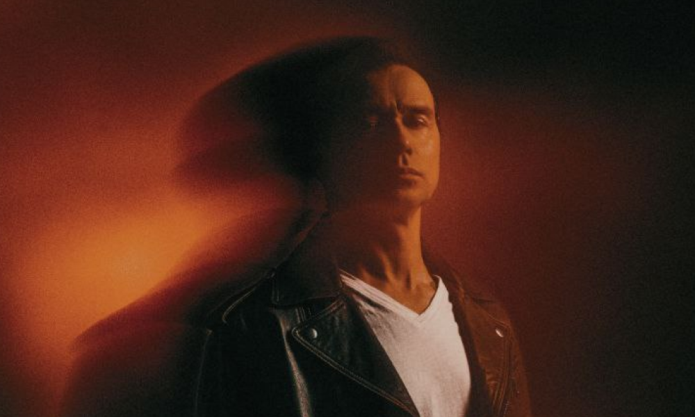 «Единственное, за что необходимо бороться, — это любовь»: Дельфин — о новом альбоме «Прощай оружие».