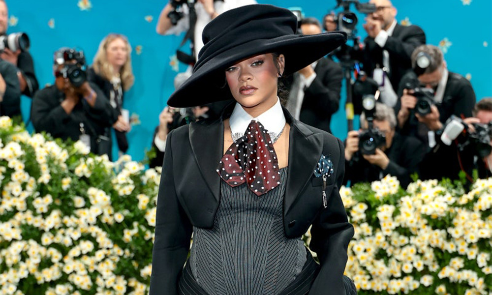 Рианна в Marc Jacobs и Энн Хэтэуэй в Carolina Herrera: красная дорожка Met Gala 2025