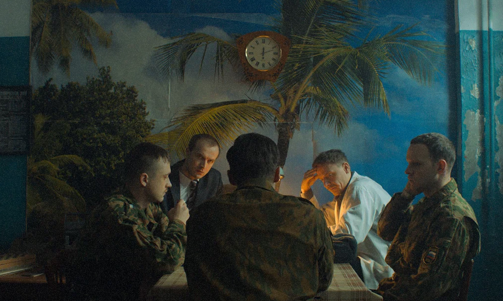 Античная трагедия с долей абсурда: каким получился сериал «Аутсорс»