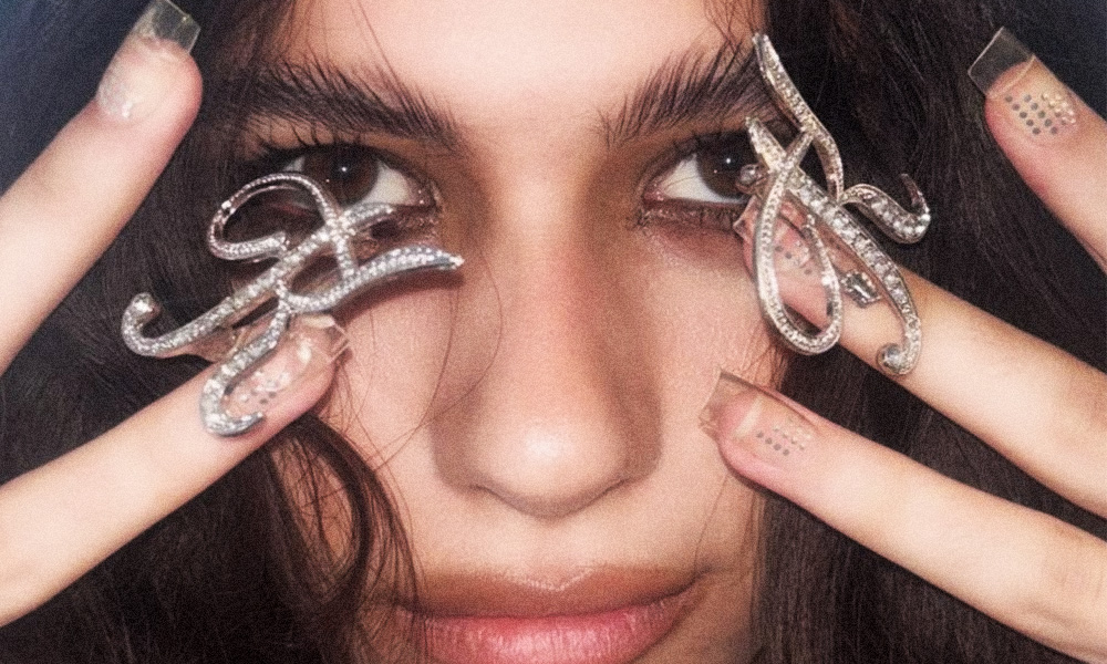 Ногти со стразами, перьями и цепями: 13 идей новогоднего маникюра с подиумов