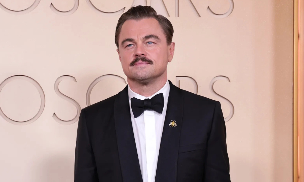 Леонардо Ди Каприо в Dior и Джесси Бакли в Chanel: красная дорожка «Оскара-2026»