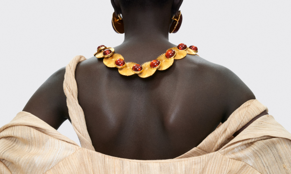 Крупный жемчуг, подвески-объекты и другие бижу-тренды осеннего сезона, которые нельзя пропустить