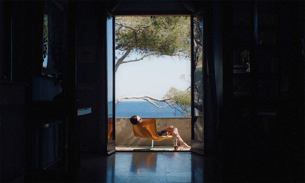 Изъяны общества потребления и летняя меланхолия: какой получилась экранизация романа Франсуазы Саган «Здравствуй, грусть!»