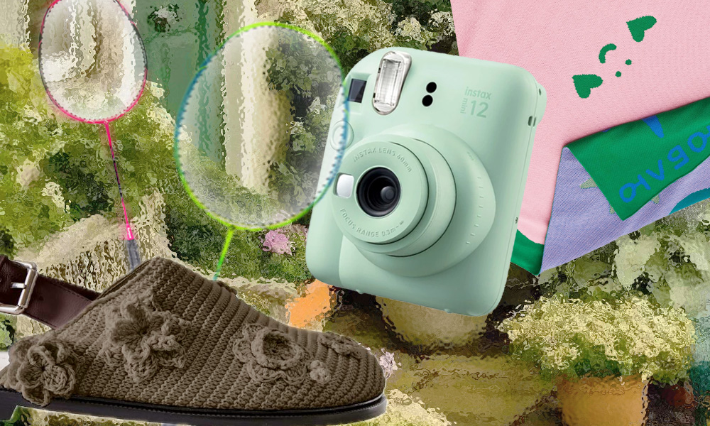 Полароид Fujifilm, уютный плед и резиновые сапоги в нежном фиалковом: что взять с собой на дачу. Выбор BURO.