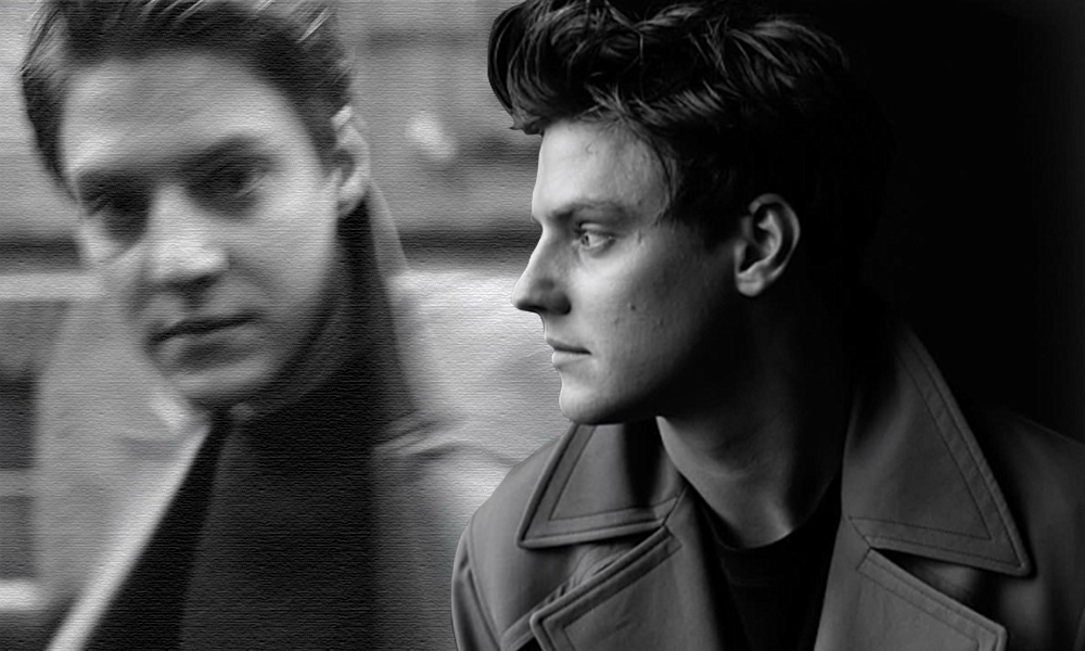 «Принимать ту жизнь, которую выбирают друзья»: Павел Табаков — о проявлении чувств и комедии «По барам»