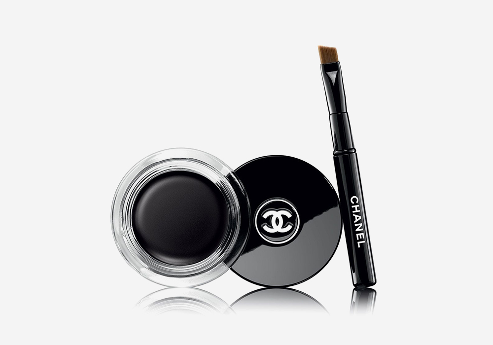 Calligraphie de Chanel Eyeliner от Chanel<p id="">Кремовая подводка интенсивного черного цвета Calligraphie de Chanel Eyeliner от Chanel подходит как для рисования стрелок разной толщины, так и для использования в качестве «подложки» для теней. В комплекте идет кисточка скошенной формы. </p>
<p style="" id="">Calligraphie de Chanel Eyeliner от Chanel, 2500 руб. </p> Calligraphie de Chanel Eyeliner от Chanel<p id="">Кремовая подводка интенсивного черного цвета Calligraphie de Chanel Eyeliner от Chanel подходит как для рисования стрелок разной толщины, так и для использования в качестве «подложки» для теней. В комплекте идет кисточка скошенной формы. </p>
<p style="" id="">Calligraphie de Chanel Eyeliner от Chanel, 2500 руб. </p>