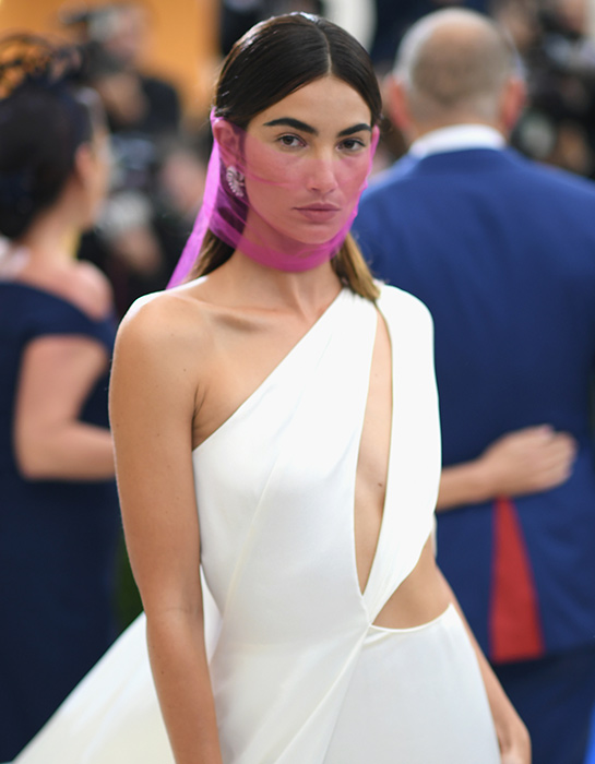 Лили Олдридж<p style="text-align: center;">Ангел бренда Victoria's Secret решила сделать основной акцент на идеальном тоне лица и подчеркнула его розовой полупрозрачной вуалью. </p> Лили Олдридж<p style="text-align: center;">Ангел бренда Victoria's Secret решила сделать основной акцент на идеальном тоне лица и подчеркнула его розовой полупрозрачной вуалью. </p>