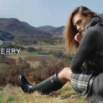 Кара Делевинь отправилась в горы с Mulberry