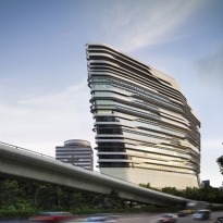 Нереальная реальность Захи Хадид в Эрмитаже