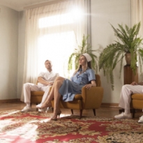 Санаторий и платья Miu Miu: Луна выпустила новый клип