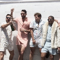 Ромперы: почему мужчины стали носить розовые комбинезоны