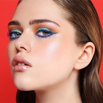 Как и зачем сочетать яркие цвета в макияже — рассказывает визажист Денис Карташев