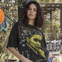 Кайли и Кендалл Дженнер выпустили футболки, которые всех разозлили