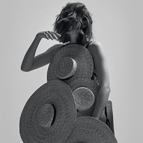 Jacquemus создал платье из соломенных шляп