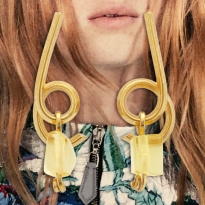 24 аксессуара, которые сделают образ, — серьги, платки и береты