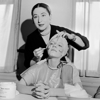 От мытья головы маслами до мобильных студий: история салонов красоты