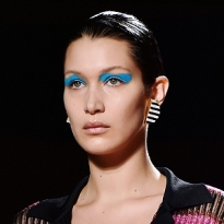 Макияж глаз в синих тонах: лучшие образы с показов