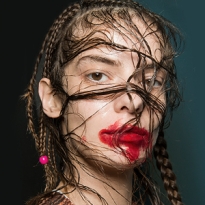 Как повторить макияж с размазанной помадой с показа Vivienne Westwood