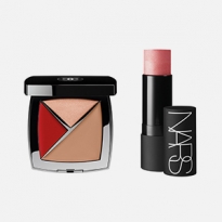 Новогодняя косметичка: что взять с собой на вечеринку