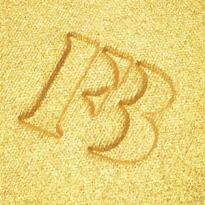 Киберподарки на 8 Марта: приложение Кортни Кардашьян, фейсбилдинг и сертификат от Рианны