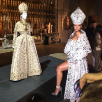 Выход Сары Джессики Паркер из дома и драматичное селфи Натальи Водяновой — что мы узнали о Met Gala из инстаграма