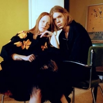 Вещи из коллекций Balenciaga, Jacquemus и Chloé в интерьерах модных комнат