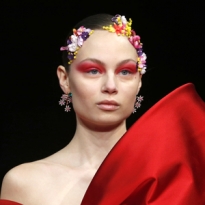 Акварель на веках, жемчуг в волосах, перья на ресницах: бьюти-обзор кутюрной недели моды