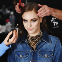 Как повторить макияж с влажными смоки с показа Tom Ford