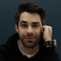 «Для мужчины нормально всё». Бебиситтер, визажист и молодой папа — о новой мужественности