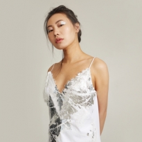 Косметичка Ян Гэ. «Китайцы почти не стареют — это всех бесит» 