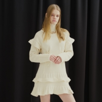 Как носить водолазки и платья-водолазки: 3 образа